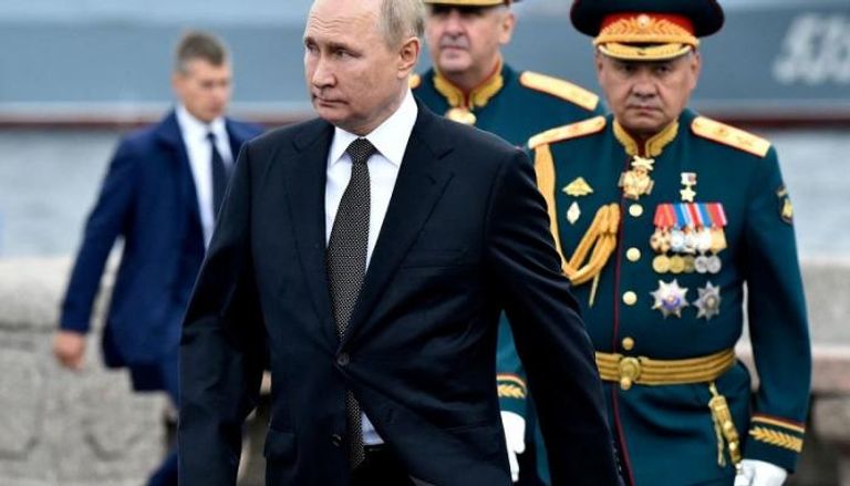 الرئيس الروسي فلاديمير بوتين ووزير دفاعه سيرجي شويجو
