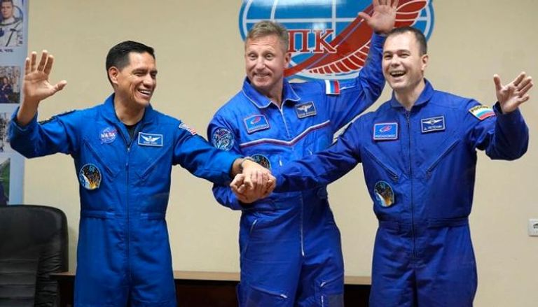 رواد الفضاء الثلاثة ينطلقون للفضاء عبر صاروخ سويوز