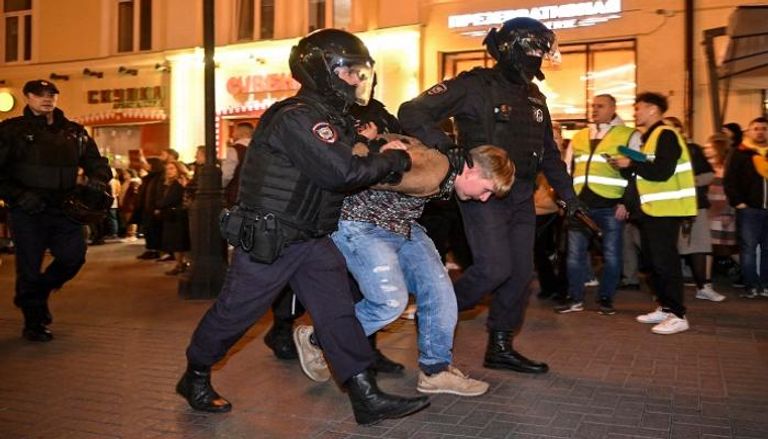 ضباط شرطة يعتقلون رجلًا في موسكو بعد دعوات الاحتجاج على "التعبئة"