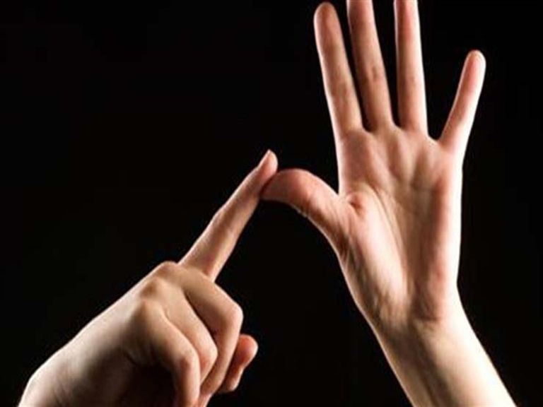 مدربة لغة الإشارة منى عراقي