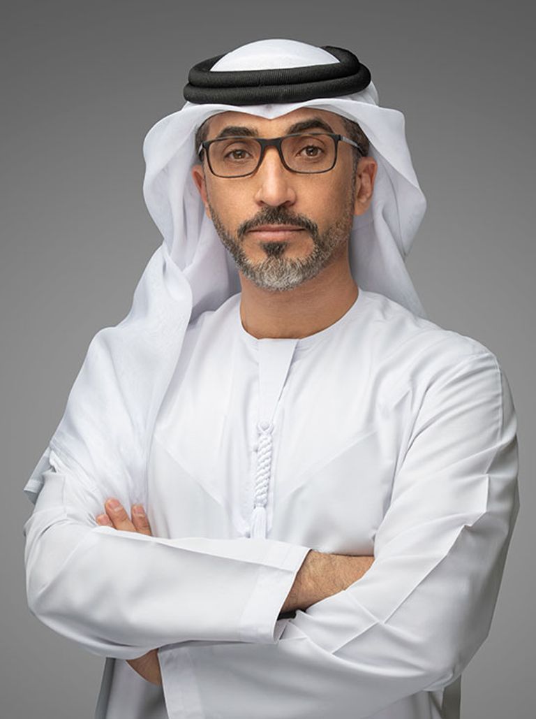 محمد الحمادي كرم جبر يسلم محمد الحمادي جائزة "الرواد"