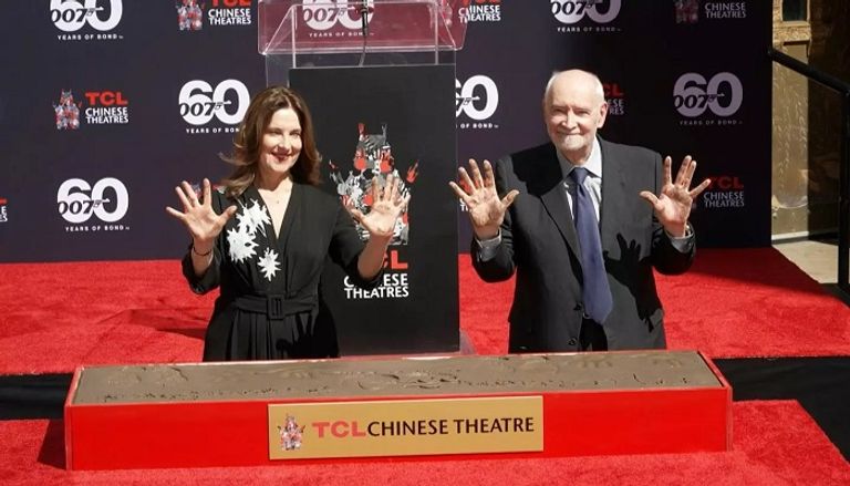 دانيال كريج (جيمس بوند) مع الملكة الراحلة إليزابيث