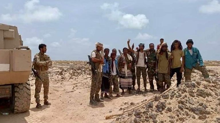 مركبة تابعة لدورية للقاعدة تحترق في مودية بأبين