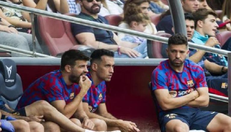 الثلاثي الكبير في برشلونة.. بيكيه وبوسكيتس وألبا فريق برشلونة الإسباني