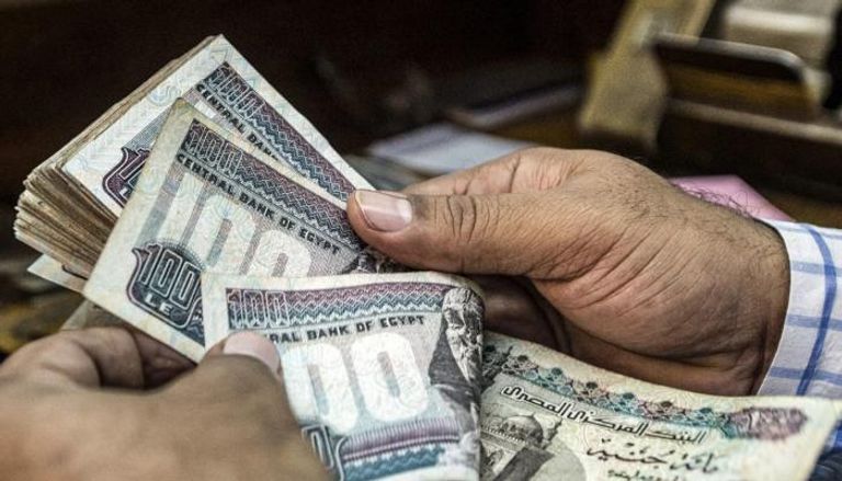 سعر الدولار مقابل الجنيه المصري ثابت لدى مركزي متغير عالميا