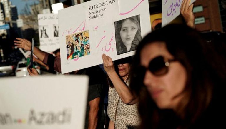 احتجاجات لنشطاء إيرانيين بالولايات المتحدة الأمريكية بعد مقتل أميني 