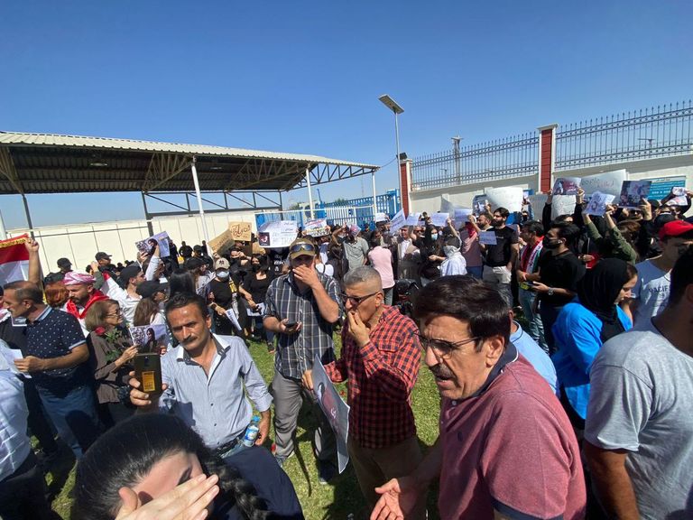 إيرانيون يتظاهرون أمام مبنى الأمم المتحدة في أربيل