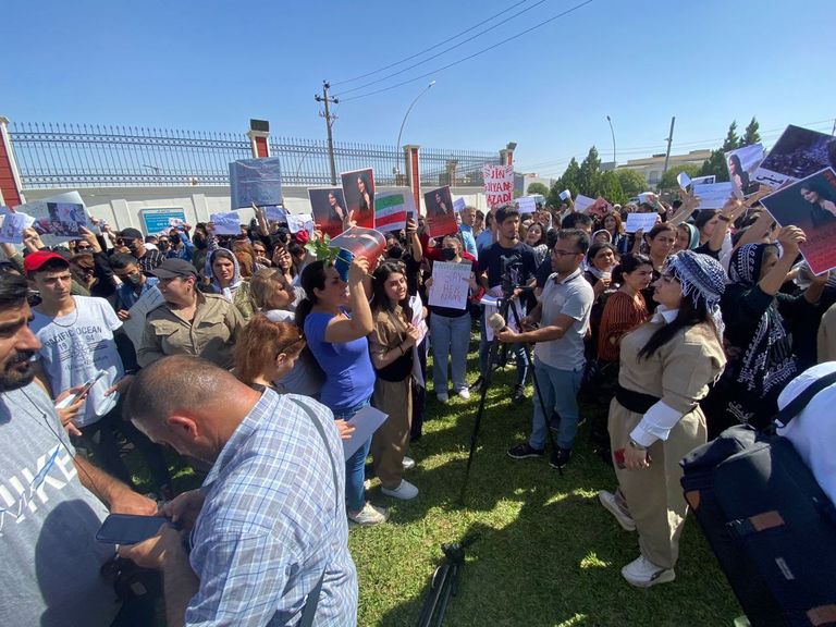 إيرانيون يتظاهرون أمام مبنى الأمم المتحدة في أربيل