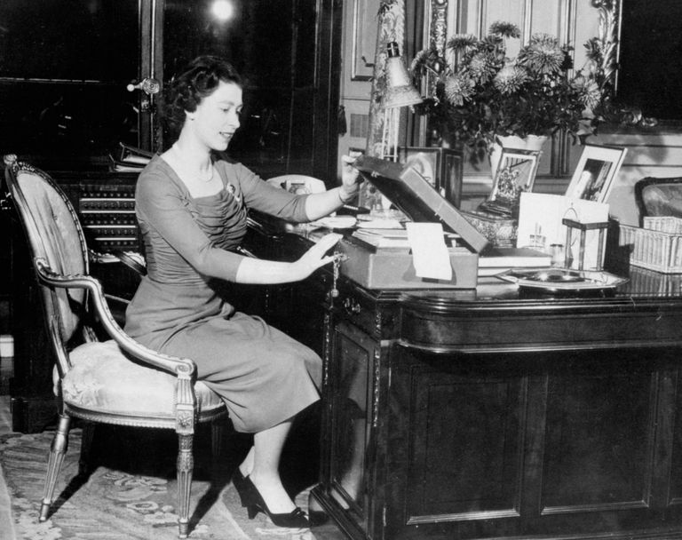 الملك تشارلز الثالث خلال فتحه الصندوق الأحمر