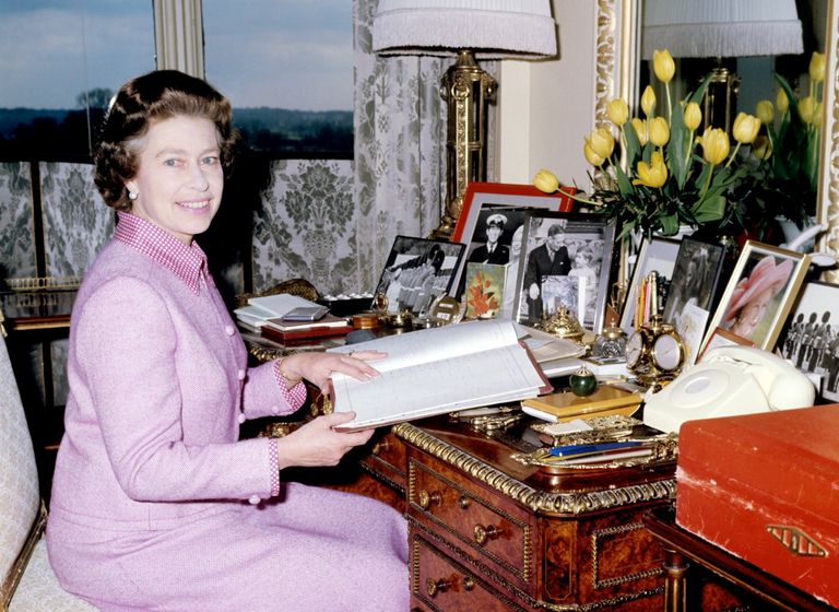 الملك تشارلز الثالث خلال فتحه الصندوق الأحمر