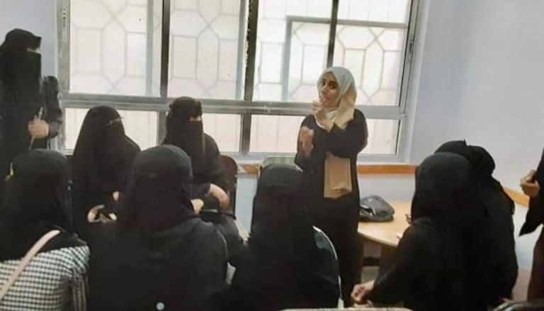 إيمان مع سيدات من ذوي الإعاقة السمعية في اليمن