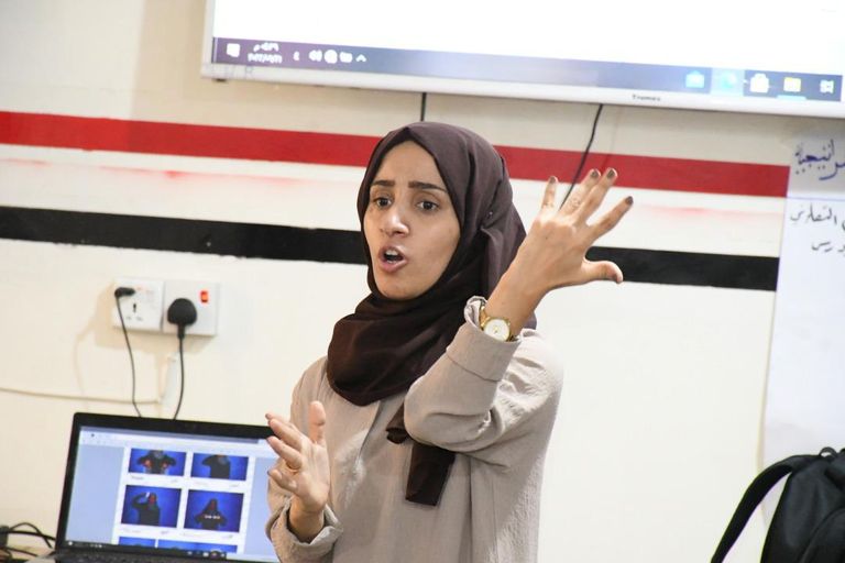 إيمان مع سيدات من ذوي الإعاقة السمعية في اليمن