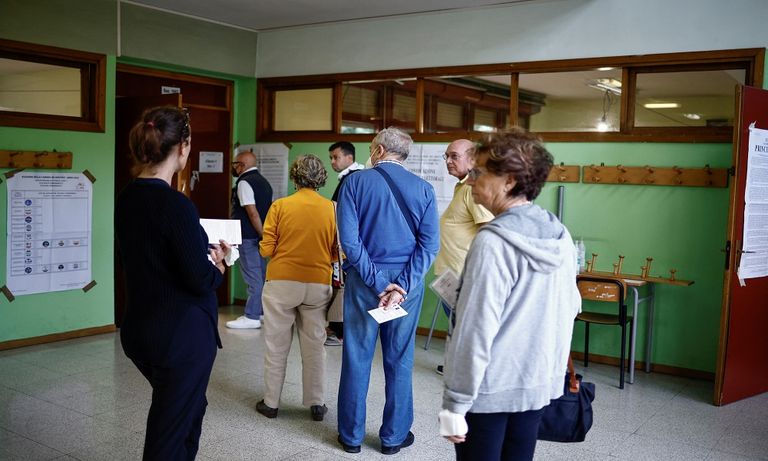 كلب يرافق صاحبه داخل اللجنة الانتخابية بإيطاليا- رويترز