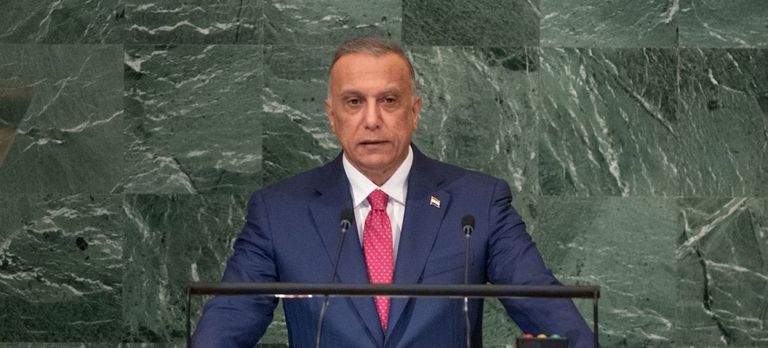 الموظف الدبلوماسي أثناء مشاهدة كرة القدم