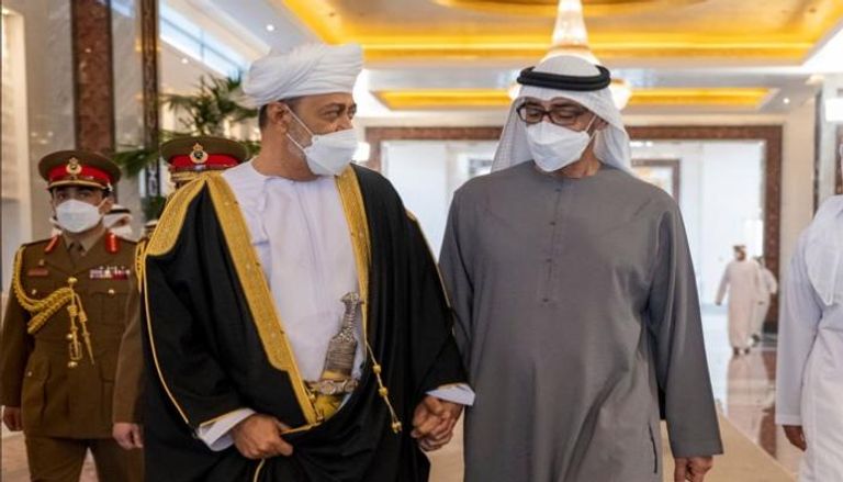 الشيخ محمد بن زايد آل نهيان وسلطان عمان هيثم بن طارق خلال لقاء سابق