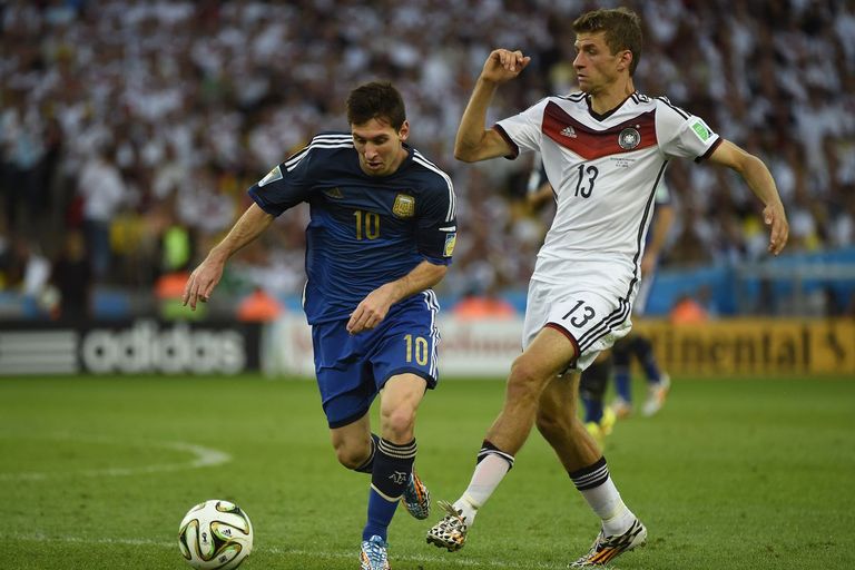 مولر نجم بايرن ميونخ في نهائي كأس العالم 2014 ضد الأرجنتين زلاتان إبراهيموفيتش مهاجم ميلان