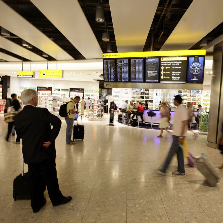 مطار هيثرو زلاتان إبراهيموفيتش مهاجم ميلان