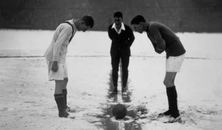 أجواء ثلجية زلاتان إبراهيموفيتش مهاجم ميلان