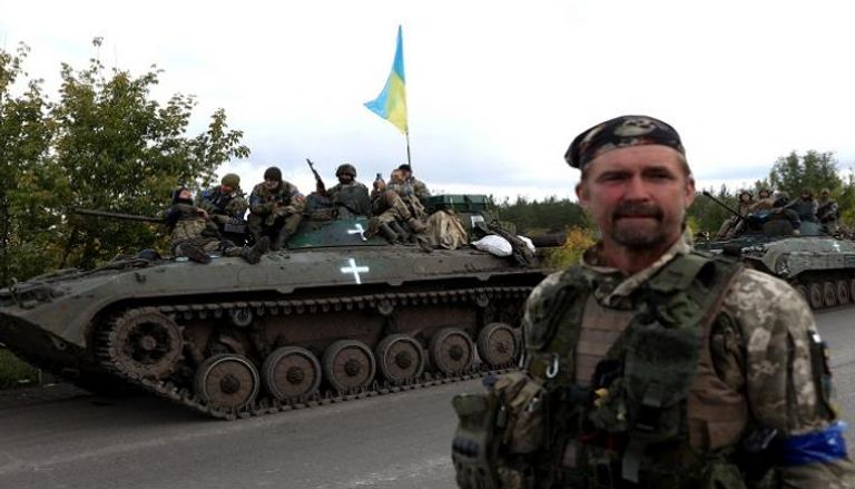 جنود أوكرانيون يجلسون على عربات مدرعة خارج بلدة إيزيوم - أ ف ب