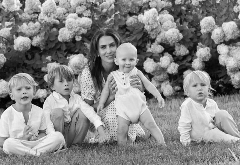 بالدوين مع زوجتها وأطفالهما