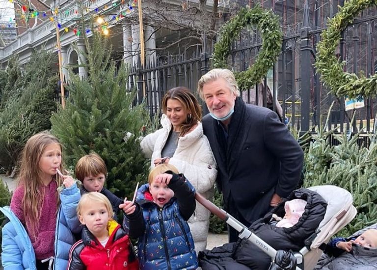 بالدوين مع زوجتها وأطفالهما