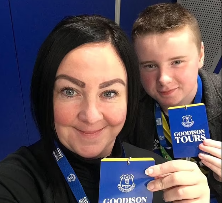 مشجع إيفرتون ووالدته كريستيانو رونالدو نجم مانشستر يونايتد