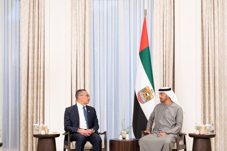 الشيخ محمد بن زايد آل نهيان رئيس دولة الإمارات لدى استقباله وزير الدفاع الماليزي رئيس وزراء ماليزيا لدى وصوله إلى دولة الإمارات