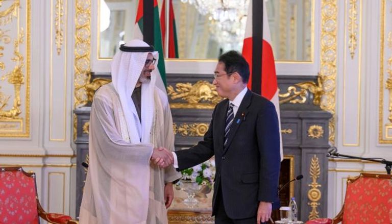 الشيخ خالد بن محمد بن زايد آل نهيان يصافح رئيس وزراء اليابان