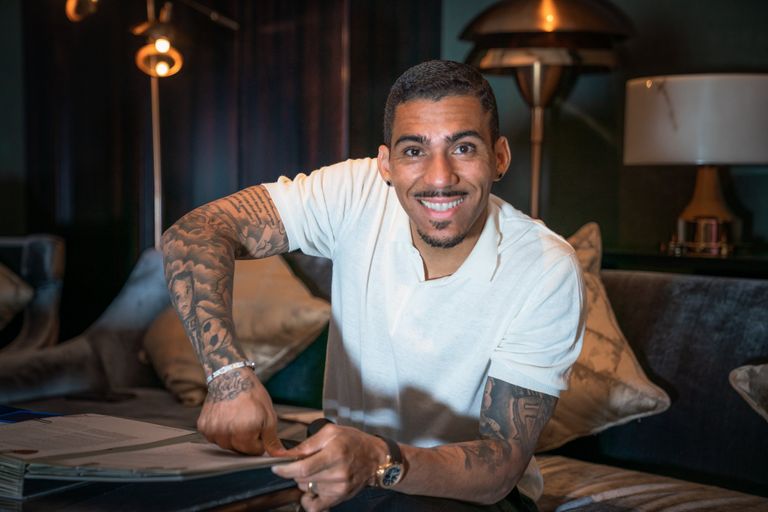 آلان بقميص الوحدة