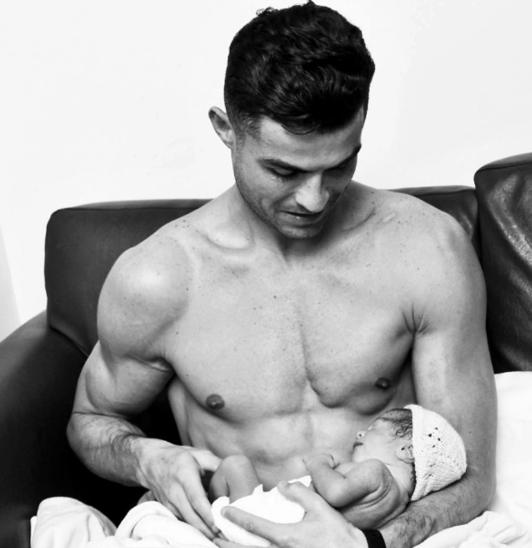 رونالدو مع ابنته بيلا إزميرالدا كريستيانو رونالدو وجورجينا رودريجيز