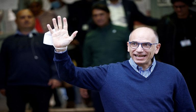 جورجيا ميلوني تلوح بعلامة النصر