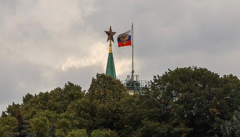 علم يرفرف بالقرب من برج الكرملين- رويترز