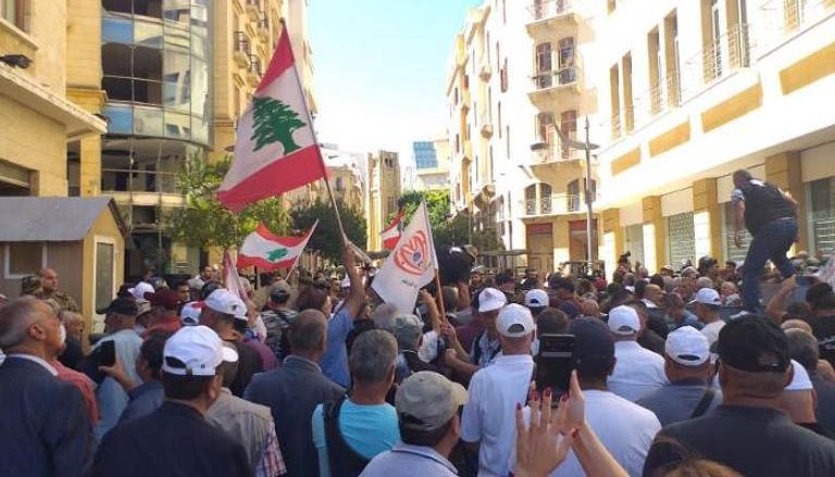 جانب من محاولة محتجين اقتحام برلمان لبنان