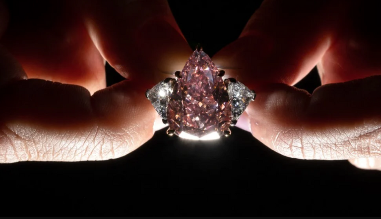 الماسة الوردية العملاقة