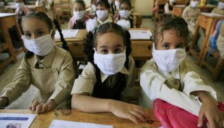 طلاب مدارس في مصر يرتدون كمامات