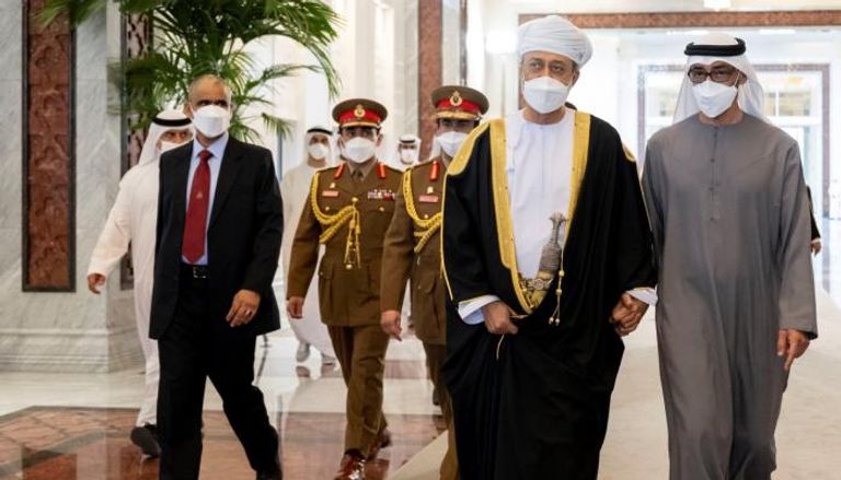 الشيخ محمد بن زايد آل نهيان مستقبلا سلطان عمان خلال زيارته للإمارات