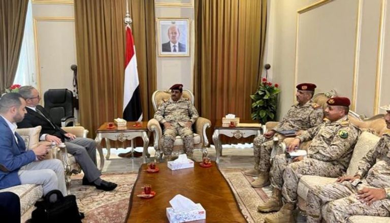 وزير الدفاع اليمني خلال لقاء سفير الاتحاد الأوروبي لدى اليمن