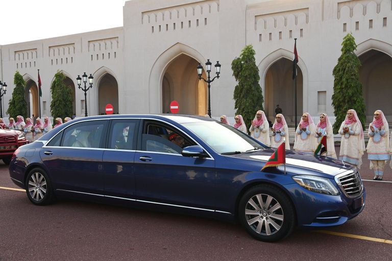 الشيخ محمد بن زايد إلى جوار سلطان عمان هيثم بن طارق