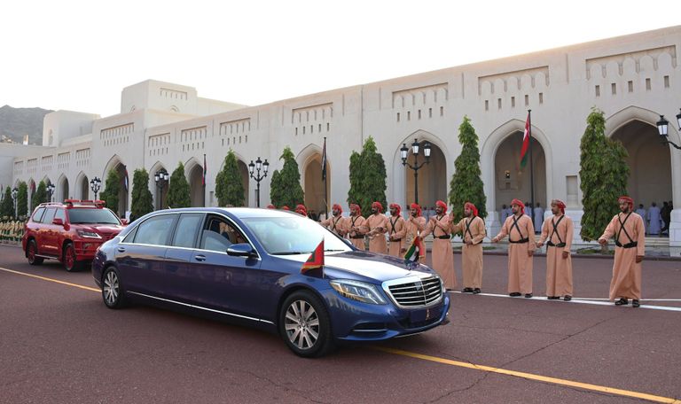 الشيخ محمد بن زايد إلى جوار سلطان عمان هيثم بن طارق