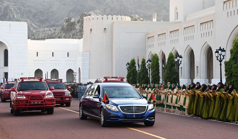 الشيخ محمد بن زايد إلى جوار سلطان عمان هيثم بن طارق