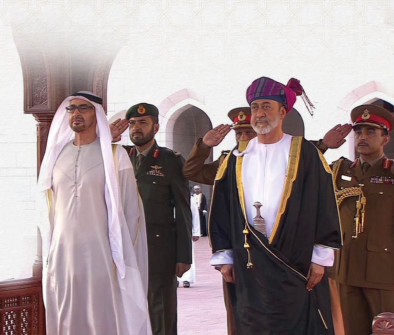 الشيخ محمد بن زايد إلى جوار سلطان عمان هيثم بن طارق