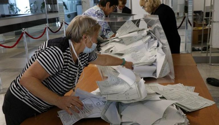 عملية فرز الأصوات في الاستفتاء على ضم أراض في أوكرانيا إلى روسيا