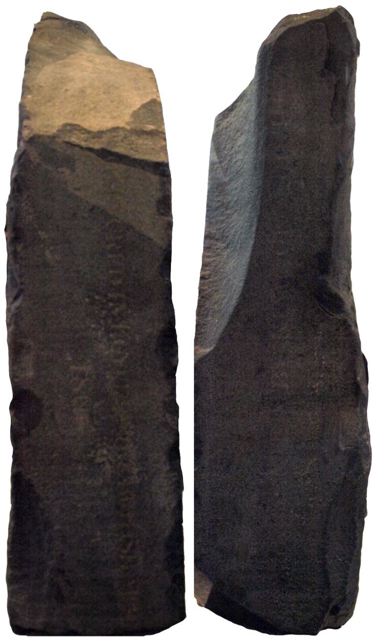 حجر رشيد يحيط به عدد من الزوار للتعرف عليه - أرشيفية