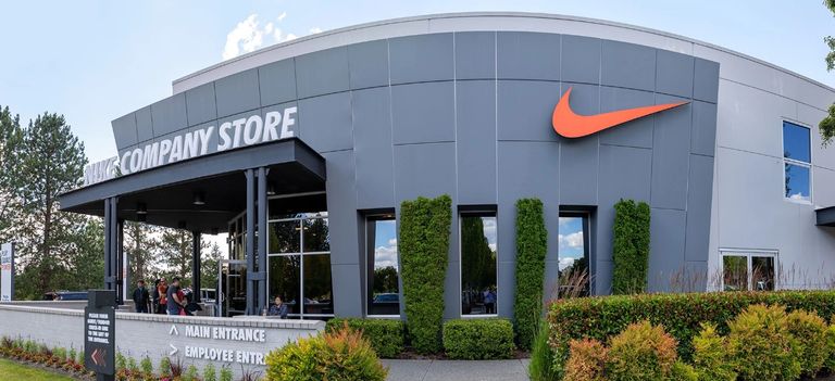 تم تسليم الكعكة إلى حرم نايكي في بيفيرتون، أوريجون سيرة ذاتية مطبوعة على قالب حلوى