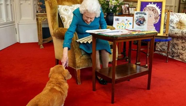 الملكة إليزابيث مع كلب كورغي - موقع bilyonaryo