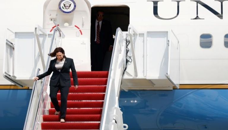 نائبة الرئيس الأمريكي كامالا هاريس بإحدى زياراتها الخارجية- رويترز