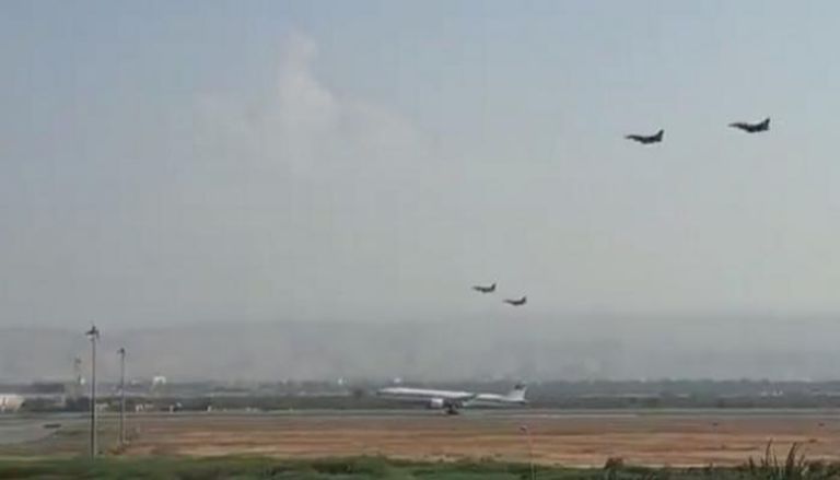 سرب طائرات عسكرية عمانية يرافق طائرة الشيخ محمد بن زايد آل نهيان