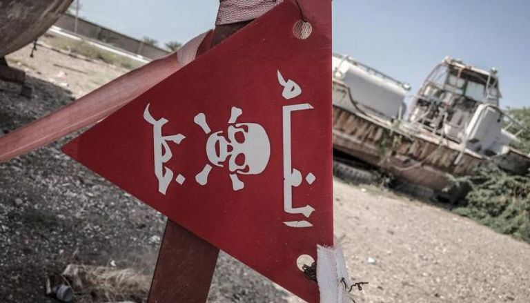لافتة تحذيرية من ألغام الحوثي في ميناء الحديدة