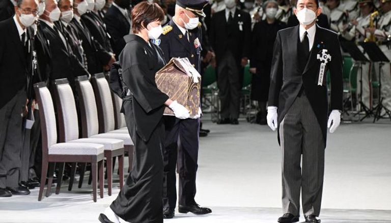أرملة رئيس الوزراء الياباني السابق تحمل الصندوق