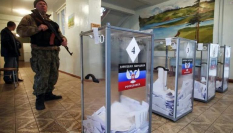 الجيش الروسي يؤمن صناديق القتراع فى استفتاءات الانضمام لروسيا فى دونباس